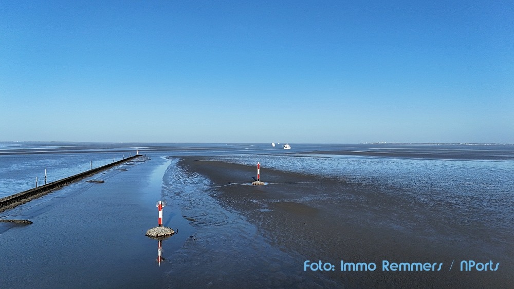 Die neuen Richtfeuer 1 und 2, die den Schiffen den Weg aus dem Hafen Norddeich weisen